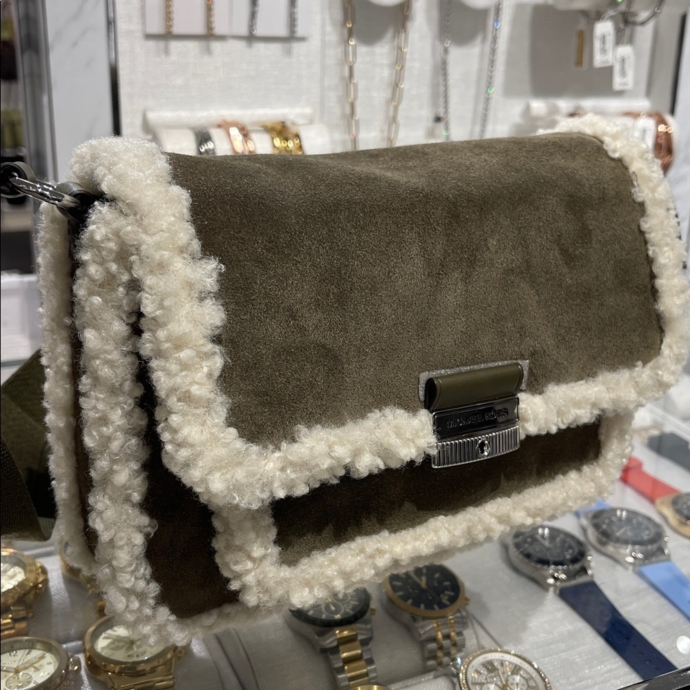 MICHAEL KORS Bradshaw Medium Suede and Faux Shearling Messenger Bag
Olive
NWT
L - Picture 2 of 16